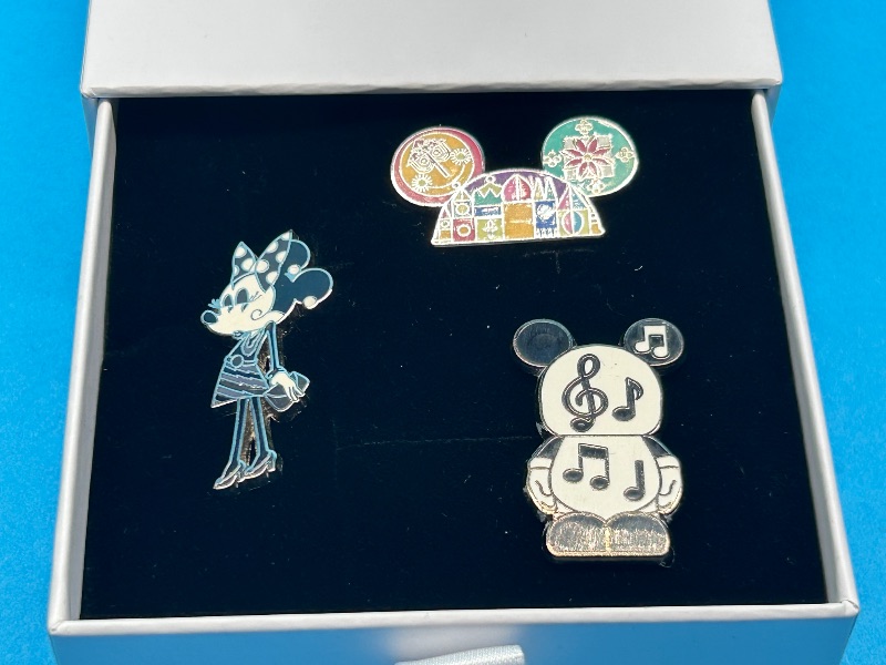 Photo 1 of 687078…3 Disney pins in gift box 