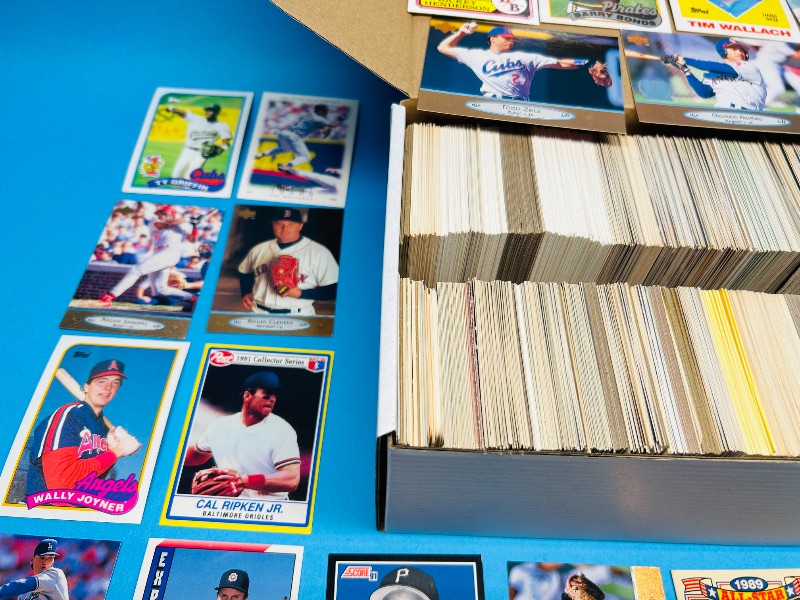 Photo 2 of 687116…final sale no returns/refunds 1000+ mixed baseball cards in box 