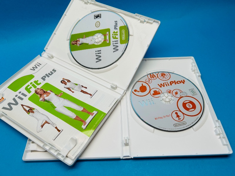 Photo 1 of 687486… 2 Wii game discs