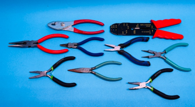 Photo 1 of 698547…various pliers 