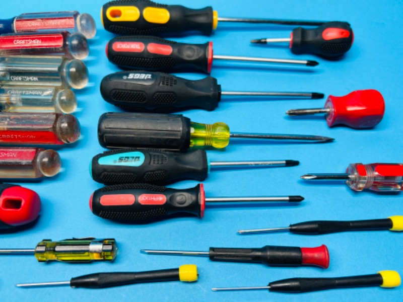 Photo 2 of 698569…various screwdrivers 