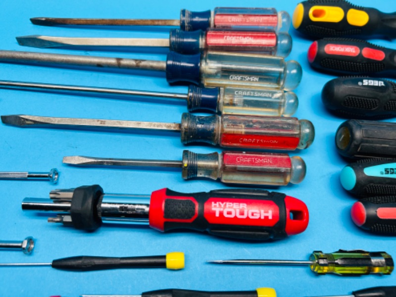 Photo 3 of 698569…various screwdrivers 