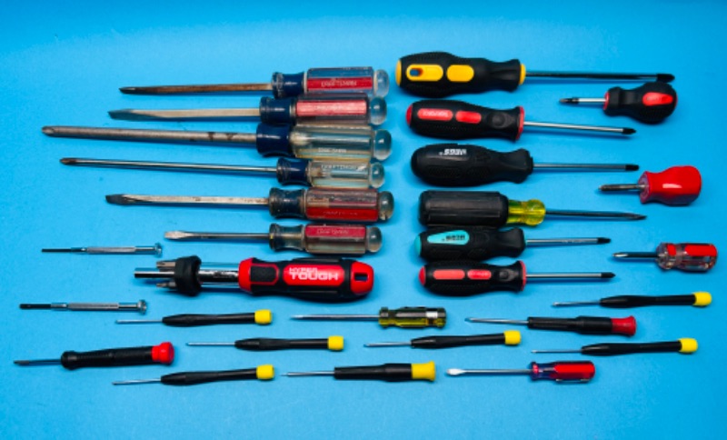 Photo 1 of 698569…various screwdrivers 