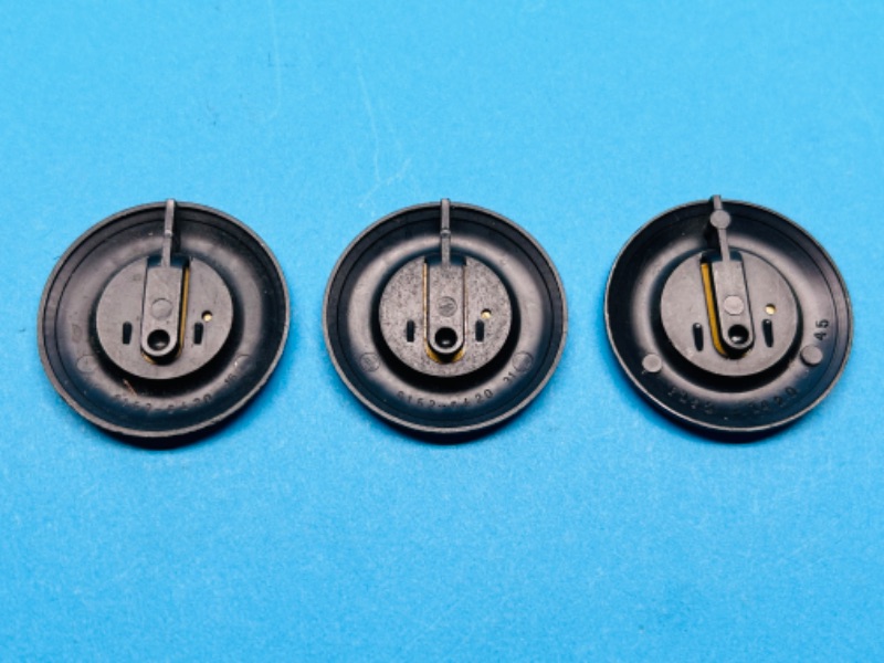 Photo 2 of 698591… original hot wheels redline buttons -plastic 