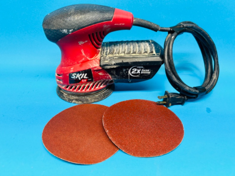 Photo 1 of 698615…Skil palm sander with 2 pads