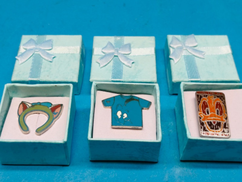 Photo 1 of 698793… 3 Disney pins in gift boxes 