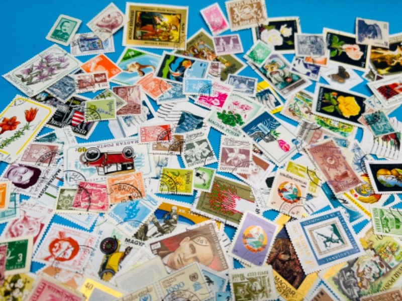 Photo 2 of 698874…hundreds of vintage used foreign stamps 