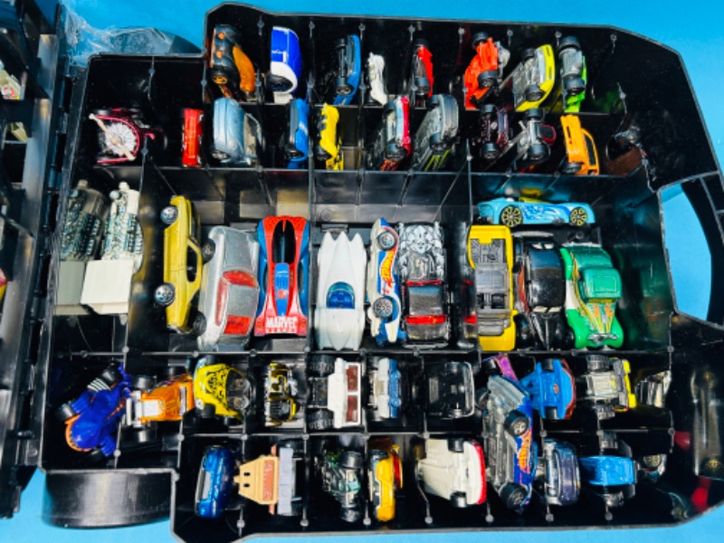 Photo 6 of 698925…70 die cast cars in hot wheels rolling case