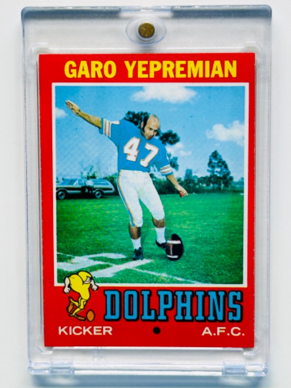 Photo 1 of 698957…1971 Rookie Garo Yepremian card 121  in hard plastic case 