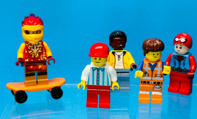 Photo 1 of 699010…5 LEGO minifigures 