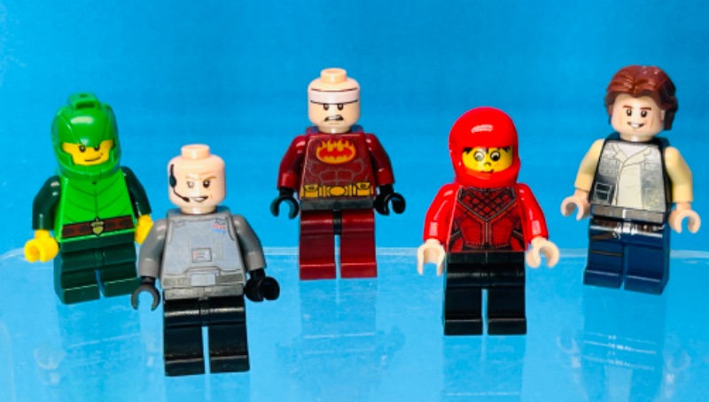 Photo 1 of 699011… 5 LEGO minifigures 