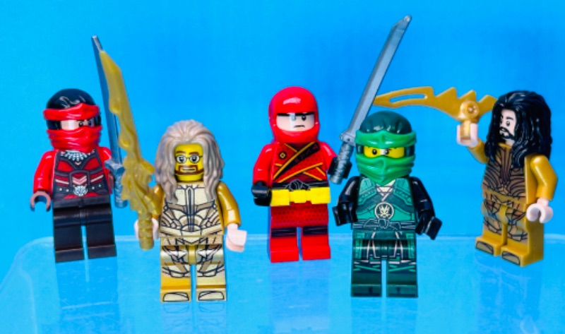 Photo 1 of 699013… 5 LEGO minifigures 