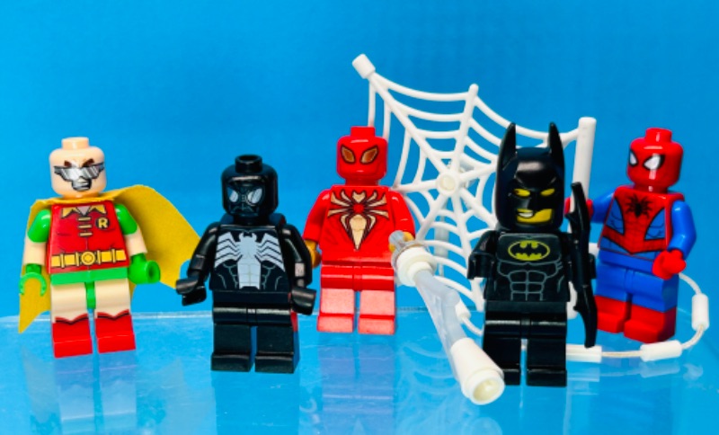 Photo 1 of 699015… 5 LEGO comic minifigures 