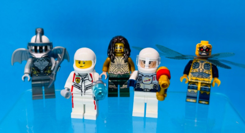 Photo 1 of 699016… 5 LEGO minifigures 