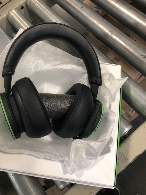 Photo 3 of Xbox Wireless Headset – Xbox Series X|S, Xbox One, and Windows 10 Devices