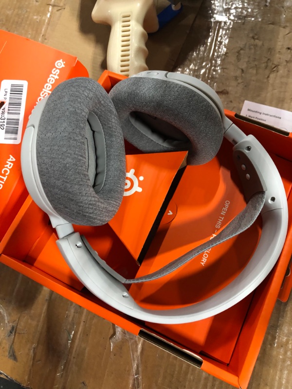 Photo 3 of NEW SteelSeries Arctis Nova 1 Multi-System Gaming Headset — Hi-Fi Drivers — 360° Spatial Audio — Comfort Design — Durable — Ultra Lightweight — Noise-Cancelling Mic — PC, PS5/PS4, Switch, Xbox - White Nova 1 White