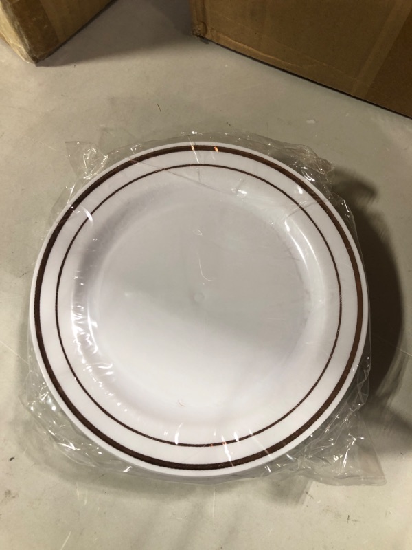 Photo 2 of " Disposable White Gold Rim Plates, 20 Pack, Heavy Duty Plastic Edge Collection Tableware Dish Platter. Dinnerware Table Setting Plates for Catering, Buffets, Weddings, Formal Events White with Gold Rim 7.5 in 20 Plates