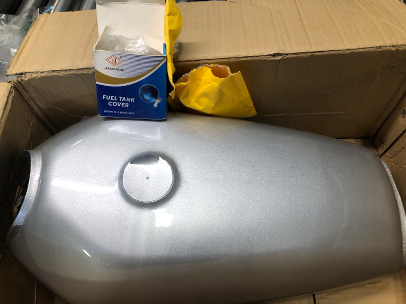 Photo 3 of Aramox Fuel Gas Oil Tank, Motorcycle Fuel Gas Tank 2.4 Gallon 9L Light Cured Paint Fuel Petrol Tank Replacement for CG125(Silver)