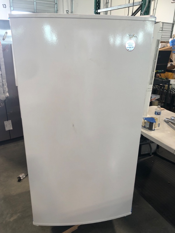 Photo 2 of Whirlpool 15.7-cu ft Frost-free Upright Freezer (White)