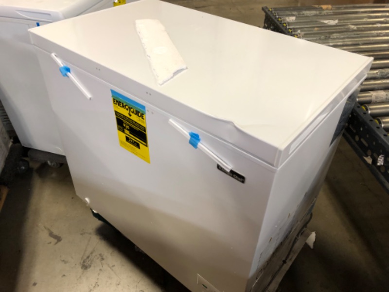 Photo 2 of Magic Chef 8.7 Cu. Ft. Manual Defrost Chest Freezer in White
