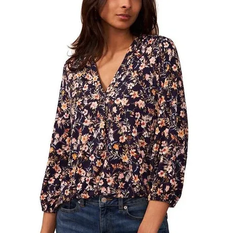 Photo 1 of SIZE L - Discover the epitome of timeless elegance with the Two By Vince Camuto Women's V-Neck Top. Crafted with meticulous attention to detail, this top combines fashion-forward design with superior quality. The V-neckline of this top effortlessly enhanc