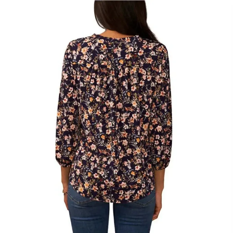 Photo 2 of SIZE L - Discover the epitome of timeless elegance with the Two By Vince Camuto Women's V-Neck Top. Crafted with meticulous attention to detail, this top combines fashion-forward design with superior quality. The V-neckline of this top effortlessly enhanc