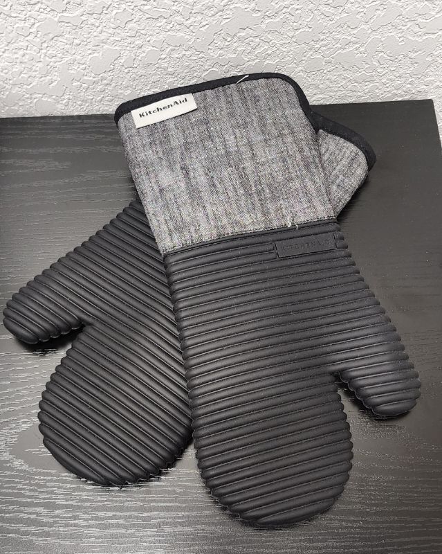 Photo 1 of KITCHEN AID OVEN MITTENS SET OF 2 