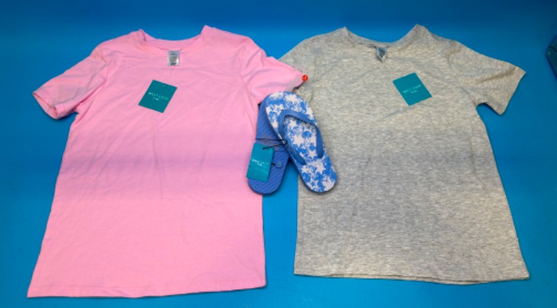 Photo 1 of 810851…2 kids t-shirts and flip flops size s