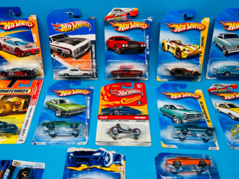 Photo 4 of 811098…damaged packages die cast cars