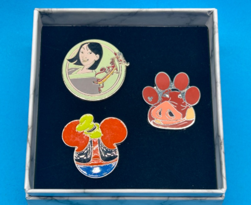 Photo 1 of 811108…3 Disney pins in gift box 