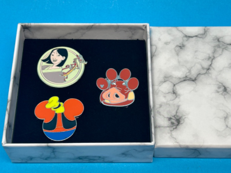 Photo 2 of 811108…3 Disney pins in gift box 