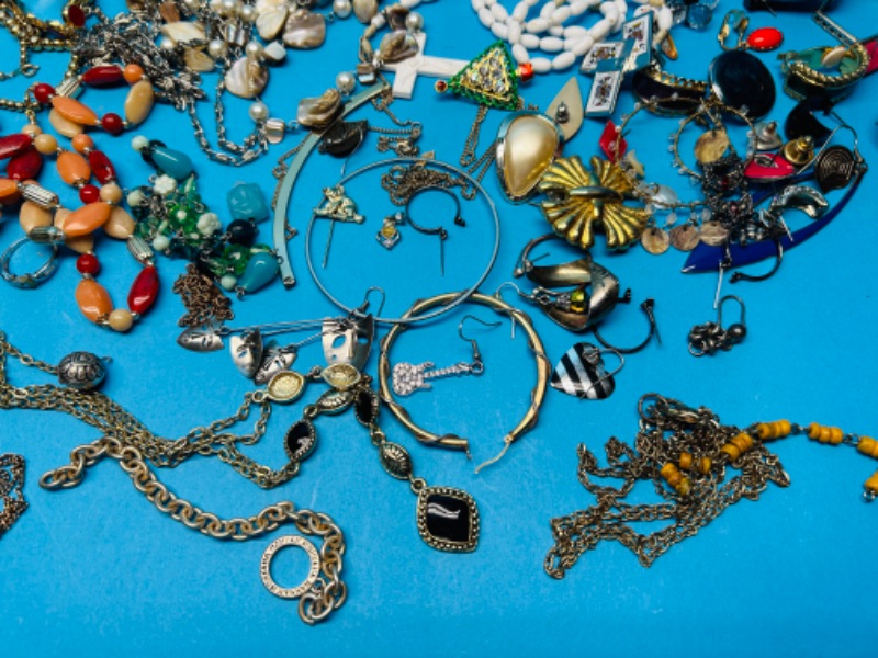 Photo 3 of 811147…costume jewelry and broken pieces for crafts 