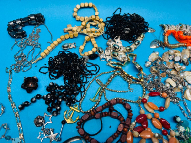 Photo 2 of 811147…costume jewelry and broken pieces for crafts 