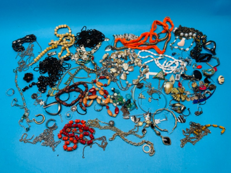 Photo 1 of 811147…costume jewelry and broken pieces for crafts 