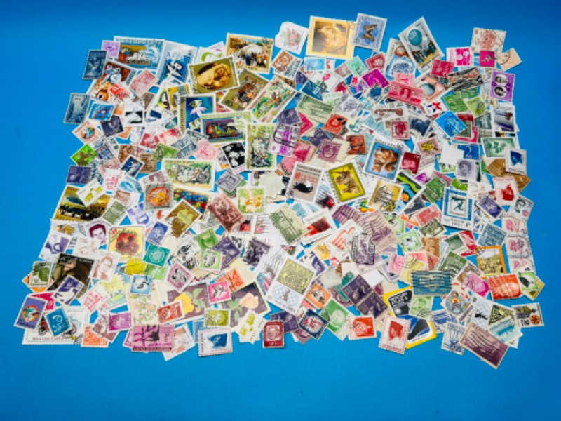 Photo 3 of 811223…hundreds of worldwide used vintage stamps -different countries 