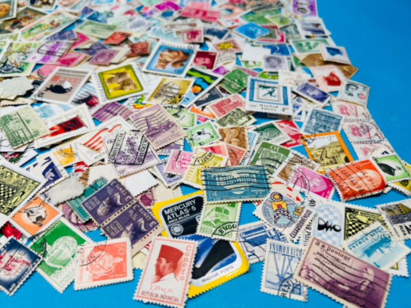 Photo 2 of 811223…hundreds of worldwide used vintage stamps -different countries 