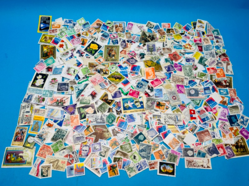 Photo 5 of 811225… hundreds of worldwide used vintage stamps -different countries 