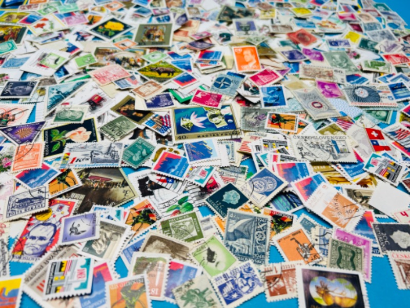 Photo 1 of 811225… hundreds of worldwide used vintage stamps -different countries 