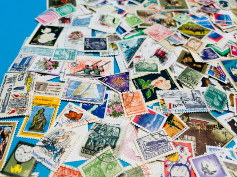 Photo 2 of 811225… hundreds of worldwide used vintage stamps -different countries 