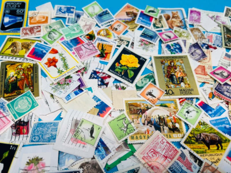 Photo 3 of 811225… hundreds of worldwide used vintage stamps -different countries 