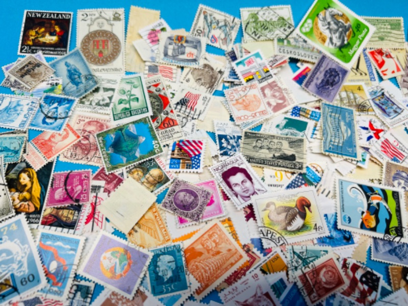 Photo 2 of 811226… hundreds of worldwide used vintage stamps -different countries 