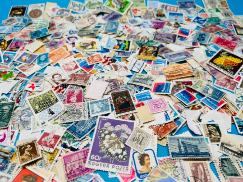 Photo 3 of 811226… hundreds of worldwide used vintage stamps -different countries 