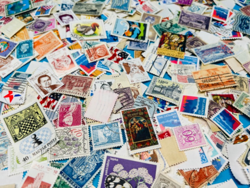 Photo 4 of 811226… hundreds of worldwide used vintage stamps -different countries 