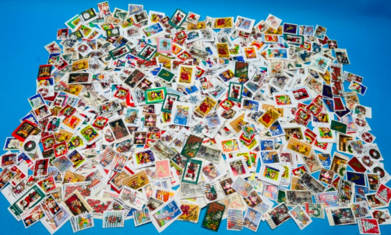 Photo 1 of 811228…hundreds of used Christmas stamps 