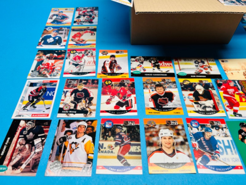 Photo 4 of 811232…1000+ mixed hockey trading cards in box 