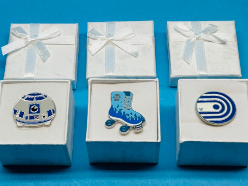 Photo 1 of 811355… 3 Disney pins in gift boxes