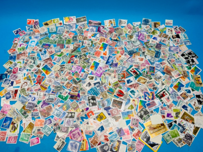 Photo 1 of 811464…hundreds of used worldwide stamps 