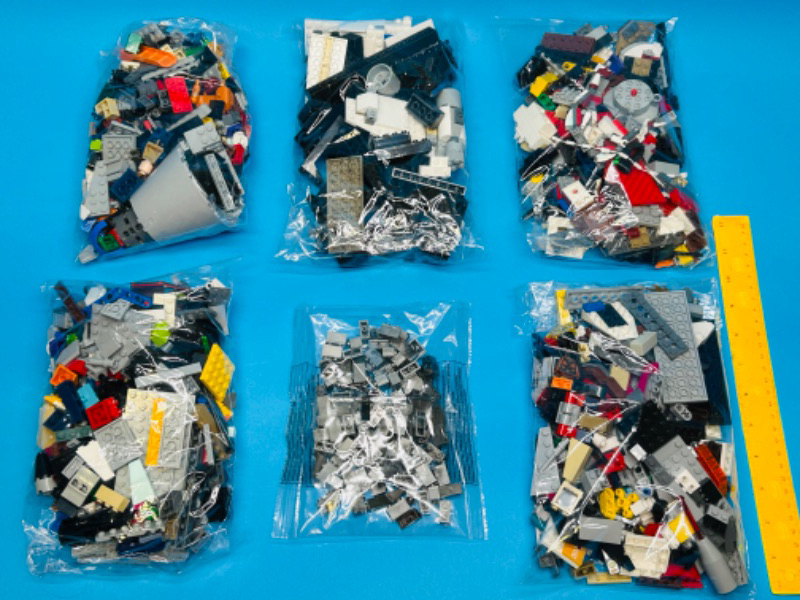 Photo 1 of 811518…6 bags of misc LEGO pieces 