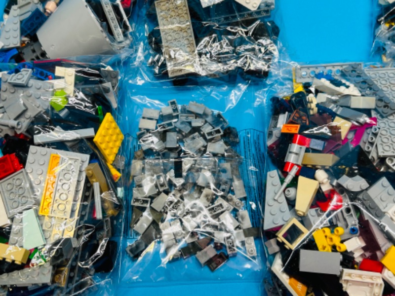 Photo 3 of 811518…6 bags of misc LEGO pieces 