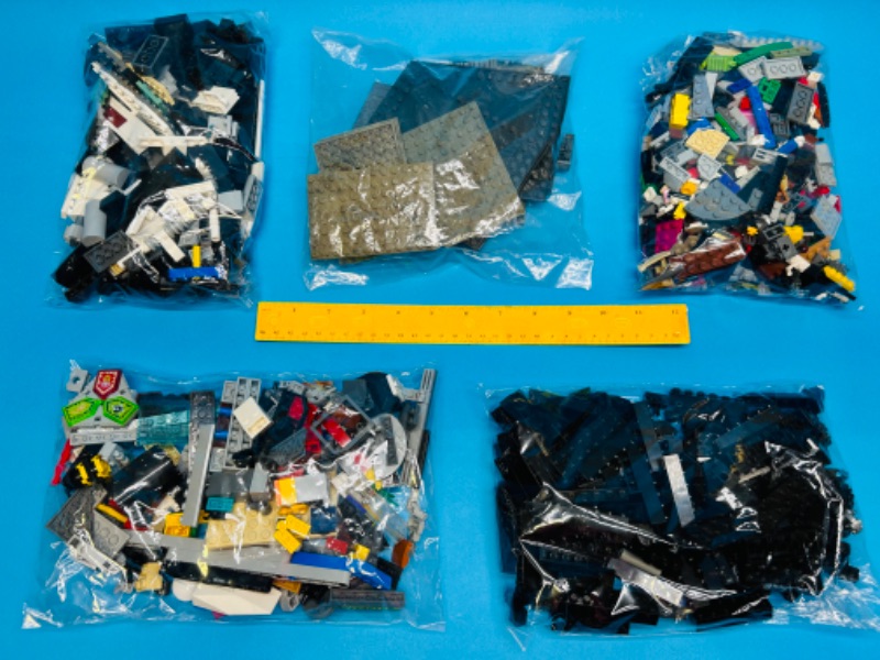 Photo 1 of 811520… 5 bags of misc LEGO pieces 